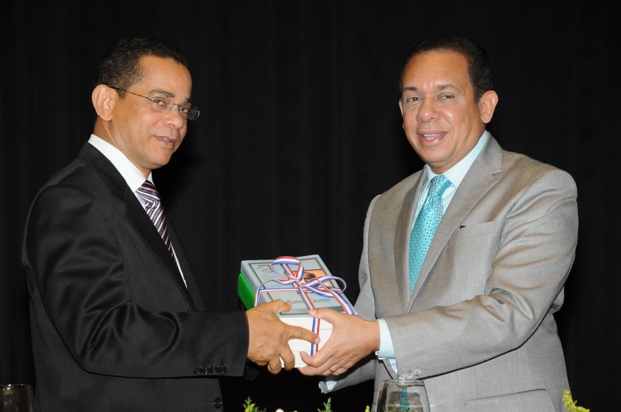 Entrega simbolica de libros a José Rafael Vargas